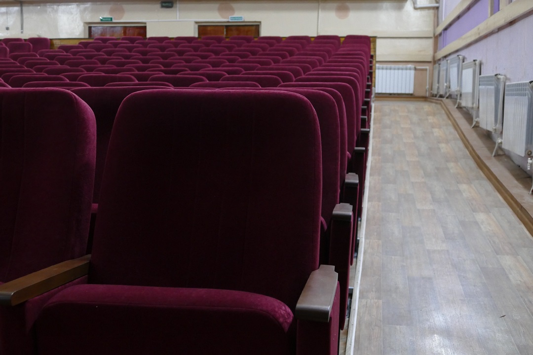 В зрительном зале Дома культуры села Хатанга установлены новые кресла