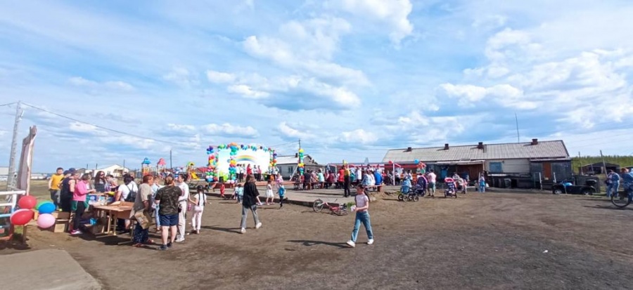 В поселке Хета прошло открытие детской спортивно-игровой площадки «Кустук» (Радуга)