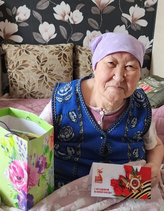 В преддверии праздника — 80- летия Победы в Великой Отечественной войне в Хатанге поздравили и вручили подарки ветеранам, награждённым знаком "Дети войны". 