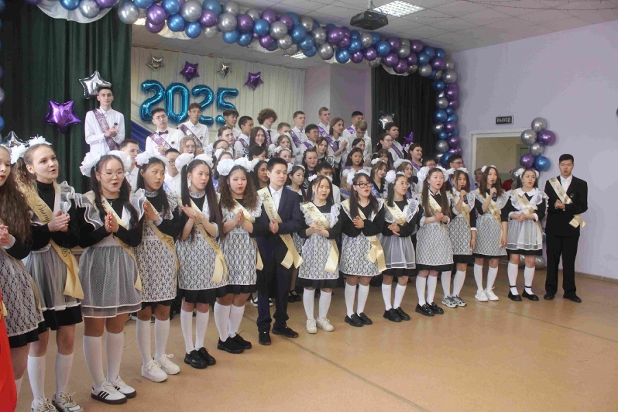 В школах прозвенели последние звонки 