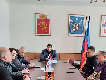 Представители Китайской Народной Республики и российские путешественники  - гости Хатанги
