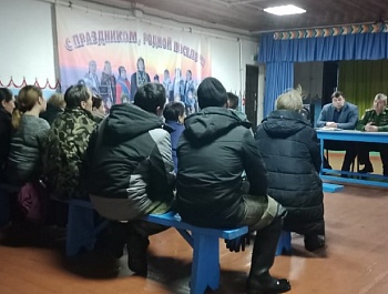 Военный комиссар рассказал жителям поселения о службе по контракту 