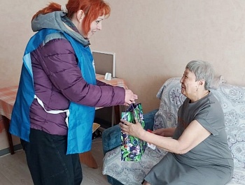 В преддверии праздника — 80- летия Победы в Великой Отечественной войне в Хатанге поздравили и вручили подарки ветеранам, награждённым знаком "Дети войны". 